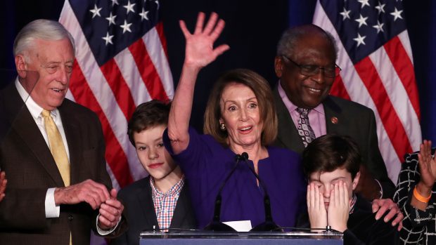 Vůdkyně demokratů ve Sněmovně reprezentantů Nancy Pelosiová slaví úspěch své strany ve volbách.