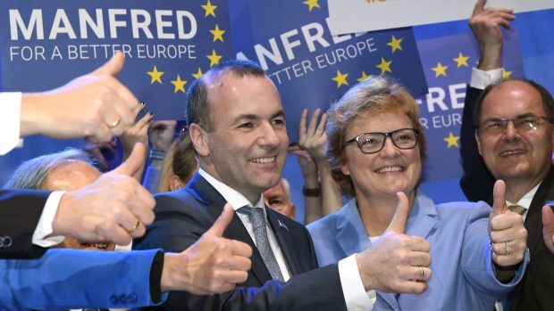 Manfred Weber slaví vítězství v souboji o lídra evropských lidovců.