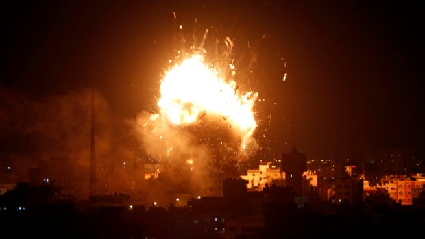 Exploze studia televize Al-Aksá v Pásmu Gazy, které zničily Izraelci jako odvetu za raketový útok