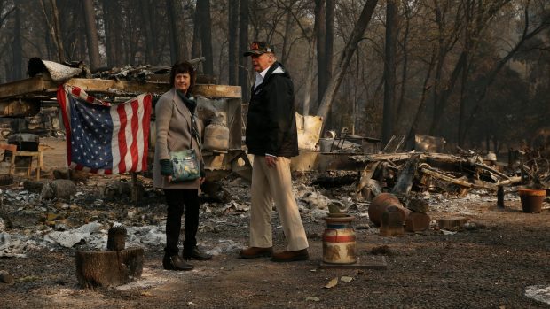 Americký prezident Donald Trump v městě Paradise, které bylo zdevastováno požárem. Na snímku s místní starostkou Jody Jonesovou