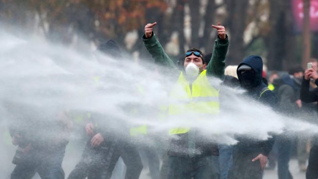 Symbolem demonstrací se staly žluté reflexní vesty, povinná výbava řidičů aut