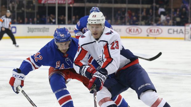 Útočník Dmitrij Jaškin v dresu Washington Capitals při zápase proti New York Rangers