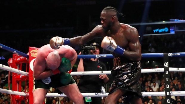 Tyson Fury (vlevo) a Deontay Wilder (vpravo).