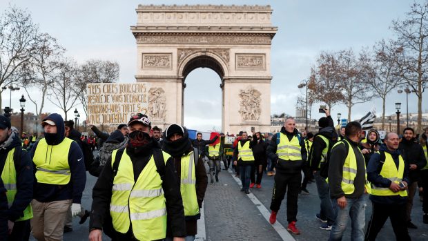 Francouzští politici tvrdí, že současné protesty, které se kromě Paříže přelily i do dalších regionů, se jejich organizátorům z takzvaného hnutí žlutých vest, vymkly z rukou.