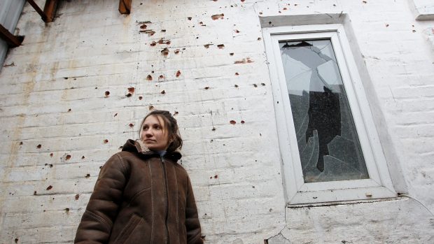 Škody po střelbě na obytné budově v Doněcku