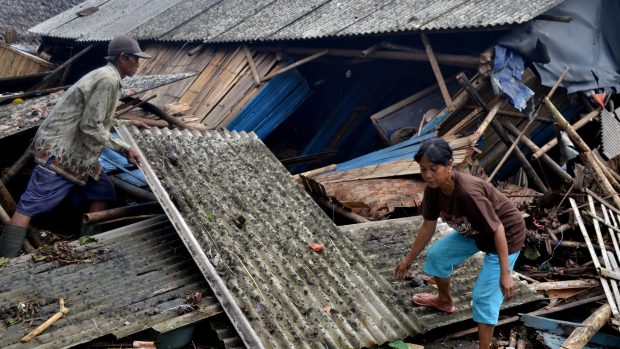 Vlna tsunami poškodila také stovky domů