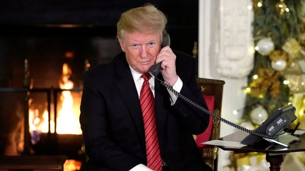 Donald Trump během telefonátu s dětmi, které se snaží zjistit, kdy už k nim Santa Claus přiletí.