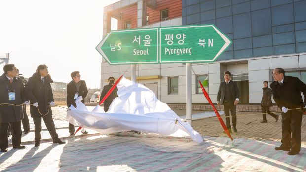 KLDR nečekaně odvolala personál z korejského styčného úřadu. Na snímku je slavnostní otevření propojení silnic a železnic z roku 2018.
