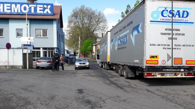 Jedovatý fenol unikl z cisterny nákladního auta v průmyslovém areálu Chemotex ve čtvrti Boletice.
