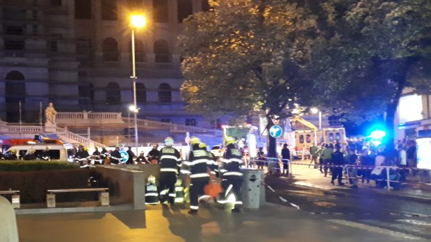 Záchranáři v metru přes noc nacvičovali zásah při teroristickém útoku. Hasiči, zdravotníci a policisté trénovali hlavně záchranu cestujících