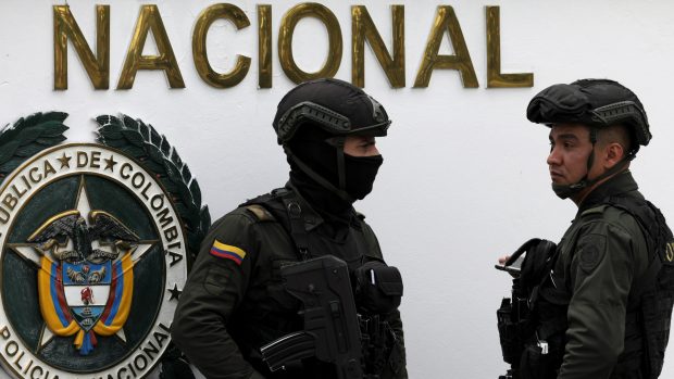 Podle policie je mezi mrtvými i šestapadesátiletý Kolumbijec, který podle svědků najel s autem, v němž bylo 80 kilogramů trhavin, do budovy akademie