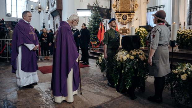Urna s ostatky Pawła Adamowicze během smutečního obřadu v bazilice Nanebevzetí Panny Marie