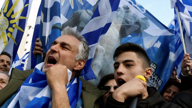 Lidé v Řecku protestují proti dohodě s Makedonií.