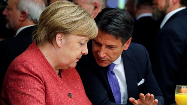 Německá kancléřka Angela Merkelová a italský premiér Giuseppe Conte při rozhovoru v Davosu