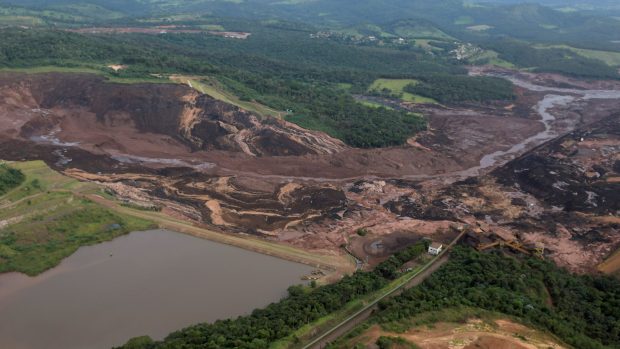 Bahno z protržené přehrady loni v lednu zaplavilo část obce Vila Ferteco, která leží společně s důlním areálem nedaleko města Belo Horizonte, metropole státu Minas Gerais