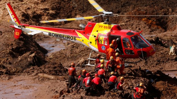 Počet obětí po pátečním protržení odpadní nádrže v dole na jihu Brazílie vzrostl na 84. Záchranáři u města Brumadinho, kde se nádrž v dole na železnou rudu protrhla, stále pátrají po 276 lidech.