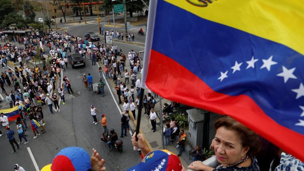 Žena v Caracasu protestuje proti vládě Nicolase