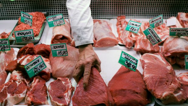 Hlavní hygienik Jarosław Pinkas ve čtvrtek uklidňoval veřejnost, že maso v polských obchodech je zdravotně nezávadné a že se zintenzivnila kontrola. Snímek z řeznictví v polské Gdyni