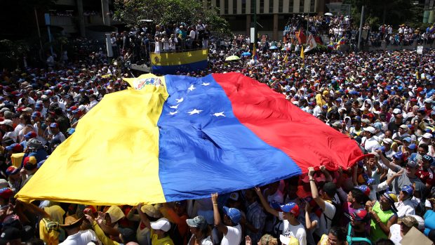 Davy stoupenců opozice na shromáždění v metropoli Caracasu (archivní foto)