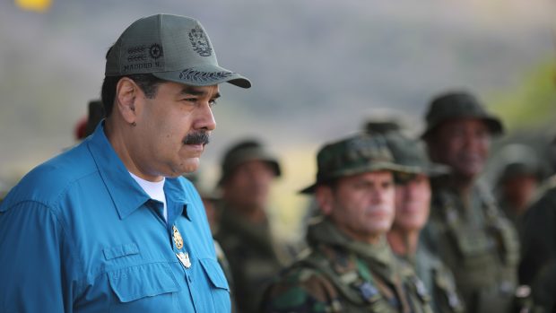 Venezuelský prezident Nicolás Maduro s vojáky