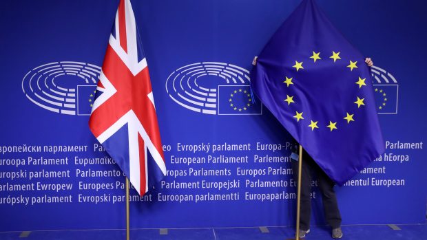 Vlajka Velké Británie a evropská vlajka v Evropském parlamentu