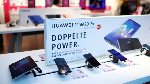 Vystavené tablety a chytré telefony společnosti Huawei v sídle Deutsche Telekom v Bonnu