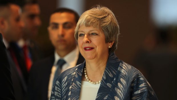 Britská premiérka Theresa Mayová po příletu na summit Evropské unie a Ligy arabských států v Egyptě