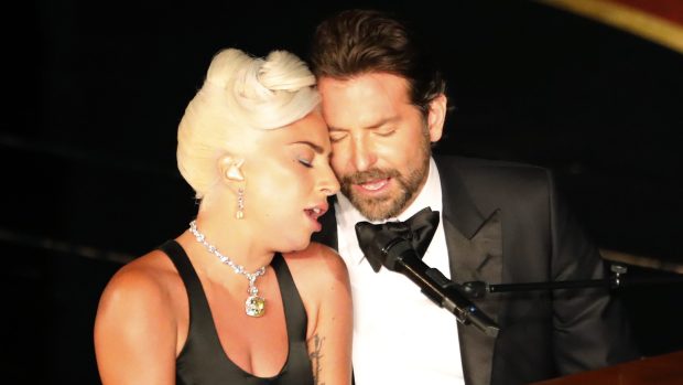 Lady Gaga a Bradley Cooper vystoupili s písní z filmu Zrodila se hvězda