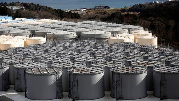 Kontejnery s radioaktivní vodou z jaderné elektrárny Fukušima v Japonsku