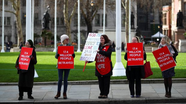 Příznivci brexitu protestují před Dolní sněmovnou britského parlamentu v Londýně. Zdroj: Reuters/HANNAH MCKAY