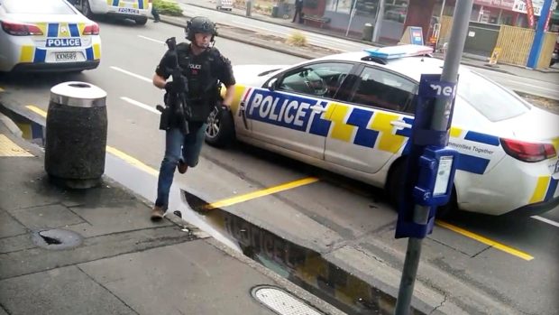 Ozbrojený policista během bezpečnostní akce při útoku na Novém Zélandu.