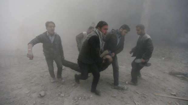 Obyvatelé Damašku zachraňují muže po útoku. (Ilustrační snímek z března 2019)