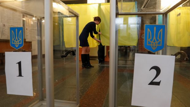 Příprava volební místnosti pro ukrajinské prezidentské volby (ilustrační foto)