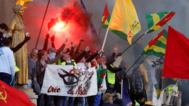 Lidé oblečení do žlutých vest protestují ve Francii proti vládě a prezidentovi každou sobotu od 17. listopadu loňského roku.