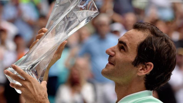 Roger Federer se svou 101. turnajovou trofejí