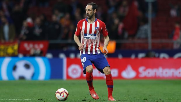 Španělský fotbalový obránce Juanfran v dresu Atlética Madrid