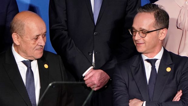 Francouzský ministr zahraničí Jean-Yves Le Drian  (vlevo) a jeho německý protějšek Heiko Maas.