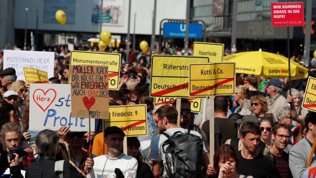 V Berlíně i dalších městech Německa protestují proti růstu nájmů. Fotografie z Berlína