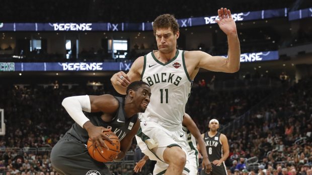 Hráče Brooklynu Caris LeVert brání Brook Lopez z Milwaukee