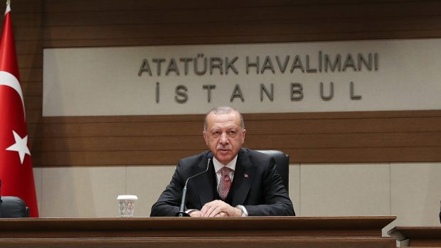 Turecká vládní Strana spravedlnosti a rozvoje prezidenta Recepa Tayyipa Erdogana požádá ústřední volební komisi o zopakování místních voleb v Istanbulu