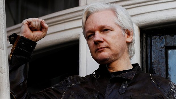 Julian Assange na snímku z května 2017