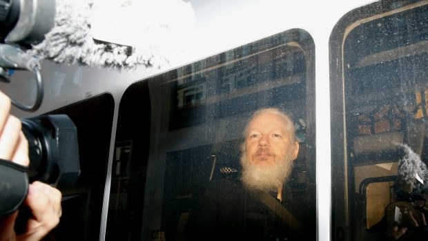 Policisté uvedli, že Assange zatkli na základě žádosti o vydání do USA a porušení podmínek kauce v Británii