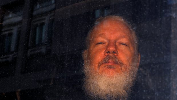 Londýnský soud Assange následně shledal vinným z porušení podmínek kauce