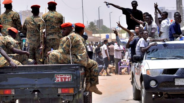 Súdánská armáda svrhla a zadržela prezidenta Umara Bašíra, který v zemi vládl 30 let