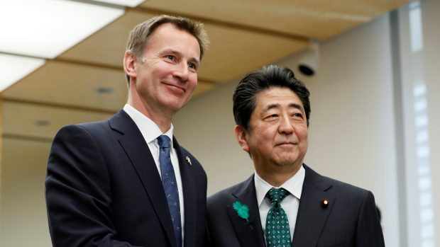 Britský ministra zahraničních věcí Jeremy Hunt a japonský premiér Šinzó Abe