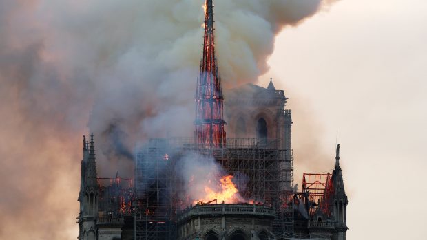 Plameny šlehající ze střechy katedrály Notre-Dame