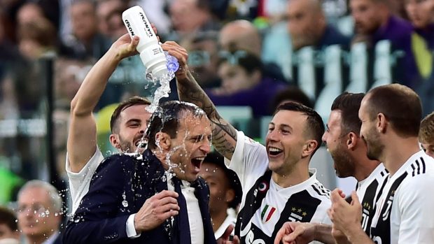 Fotbalisté Juventusu slaví osmý titul v řadě s trenérem Massimilianem Allegrim