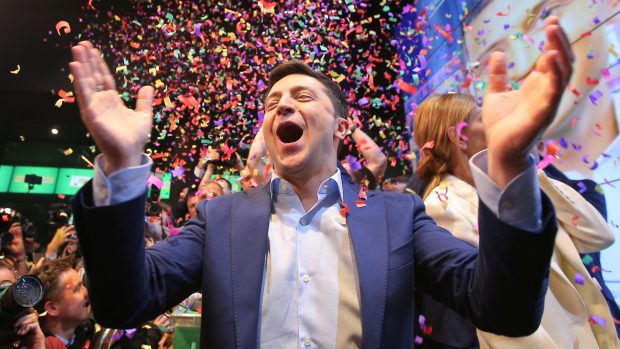 Radsot pravděpodobného vítěze voleb Volodymyra Zelenského po zveřejnění prvních exit pollů