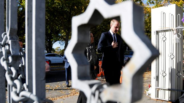 Princ William vchází do mešity Al Noor v Christchurch, ve které při útoku zemřelo 43 lidí.