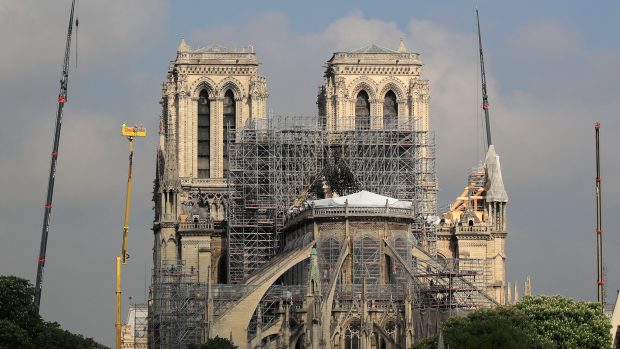 Pařížská katedrála Notre-Dame je kompletně chráněná plachtou.